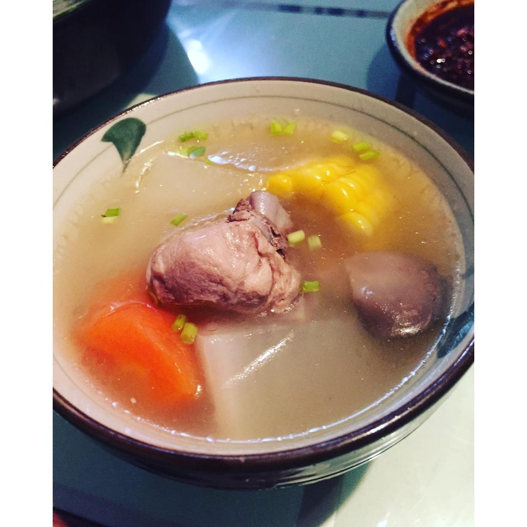胡萝卜玉米排骨汤