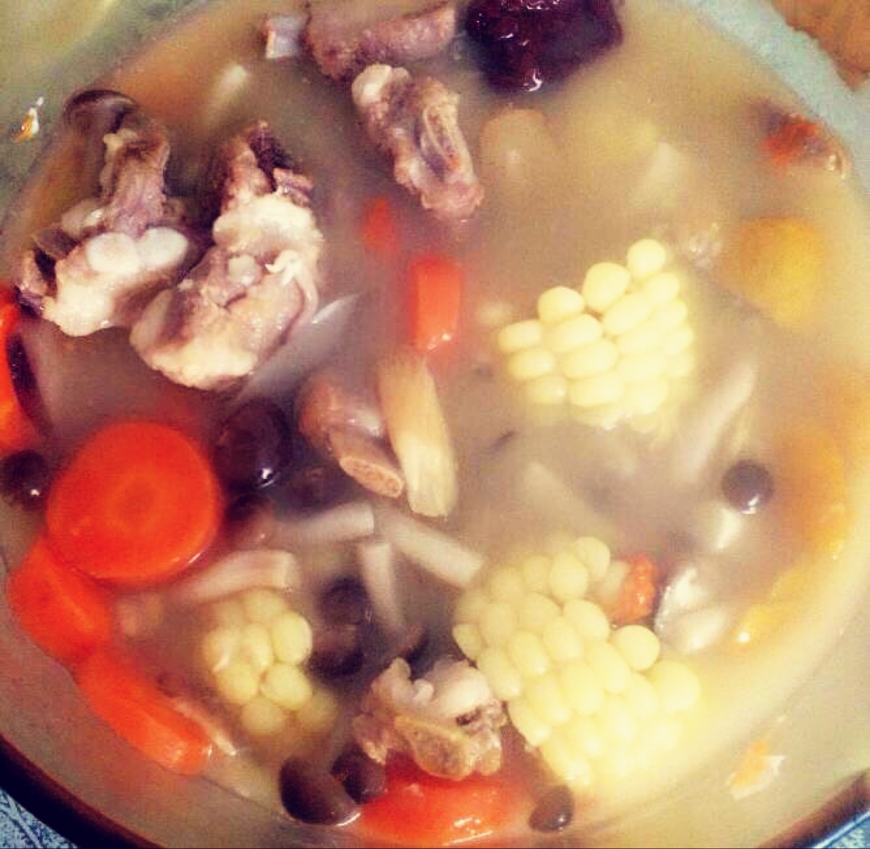 玉米胡萝卜排骨汤