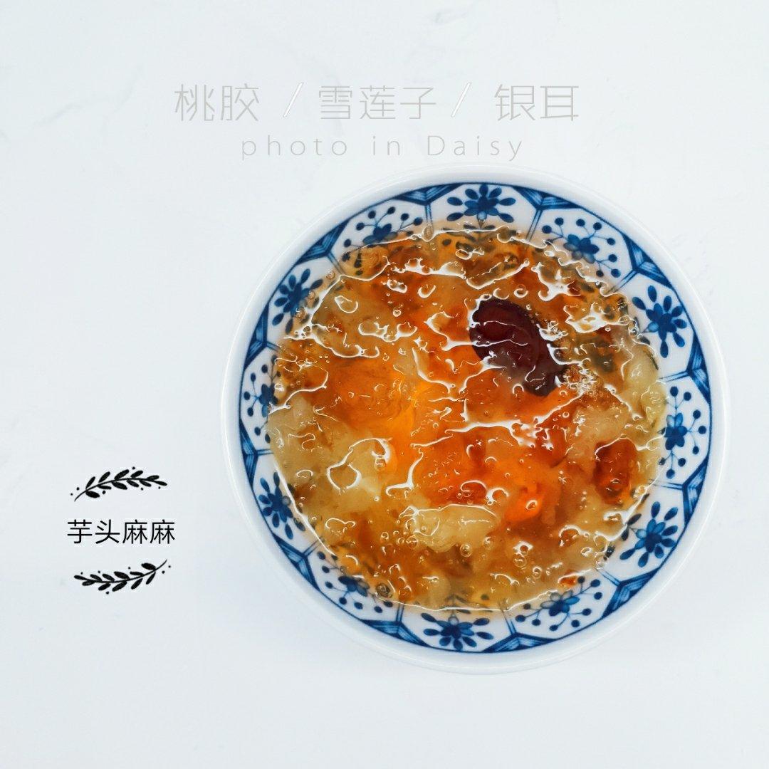 来，干了这碗502！满满植物胶原蛋白的滋润糖水（桃胶雪莲子银耳羹），告诉你让银耳软糯出胶的方法