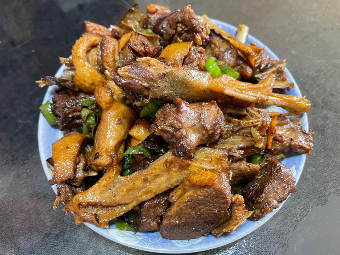 传统正宗的啤酒鸭配方和做法，鲜嫩香浓，只需炒千万不要焯水