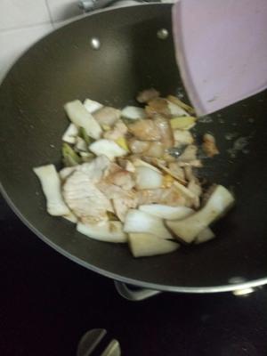 杏鲍菇炒青椒肉片的做法 步骤3