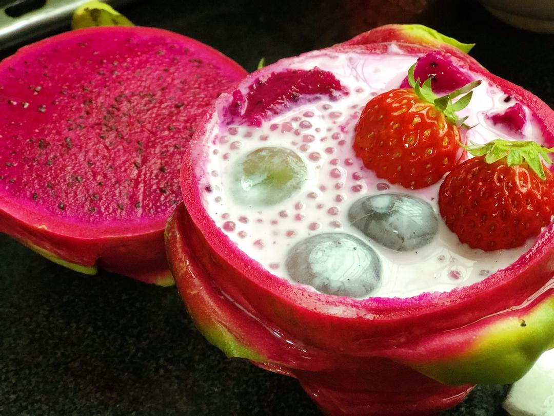 夏日的凉爽甜品 - 椰汁西米汤圆火龙果盅