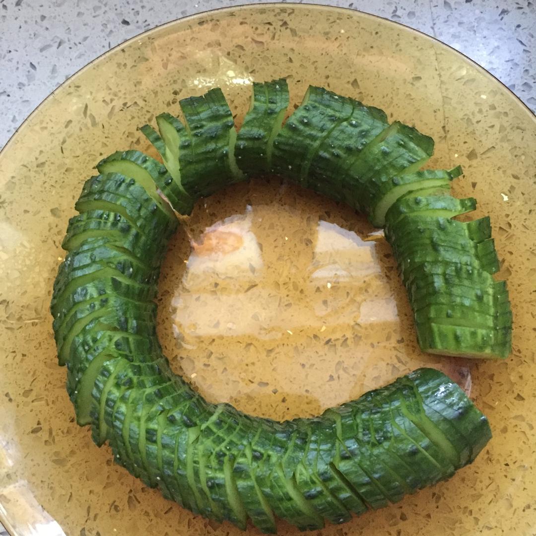 半夏夏末做的蓑衣黄瓜的切法 · 小视频