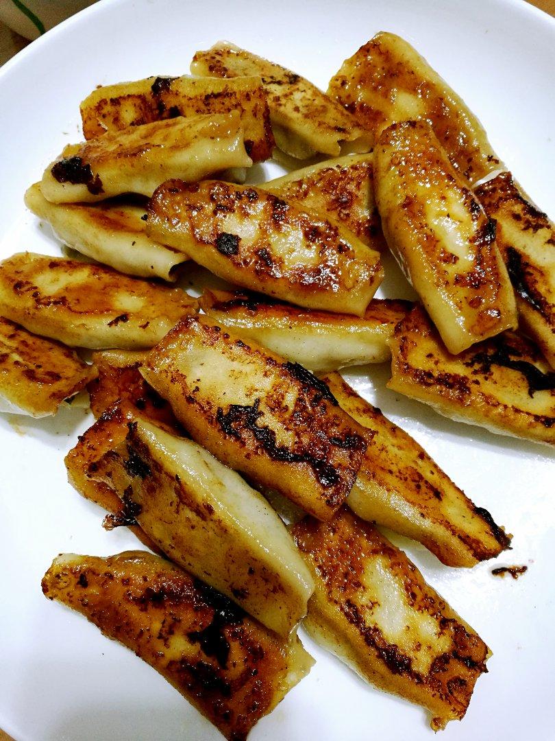 爱哭的萌萌做的三鲜锅贴 fried dumplings