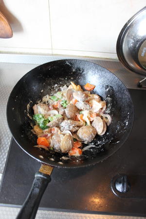 又是烤箱菜--海鲜芝士焗饭的做法 步骤3