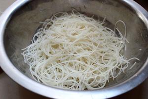 豆芽肉丝炒米线的做法 步骤3