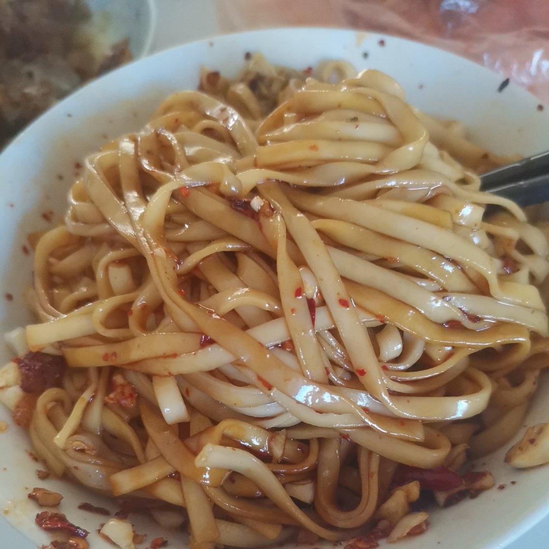 十分钟就能吃上的超简单油泼面