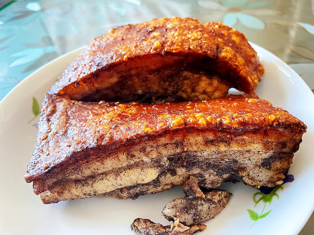 脆皮烧肉，皮酥脆、肉甘香，生烧做法