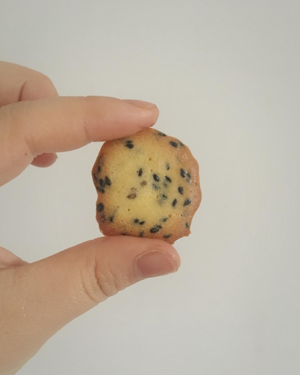 小时候的味道 — 芝麻鸡蛋薄脆饼干