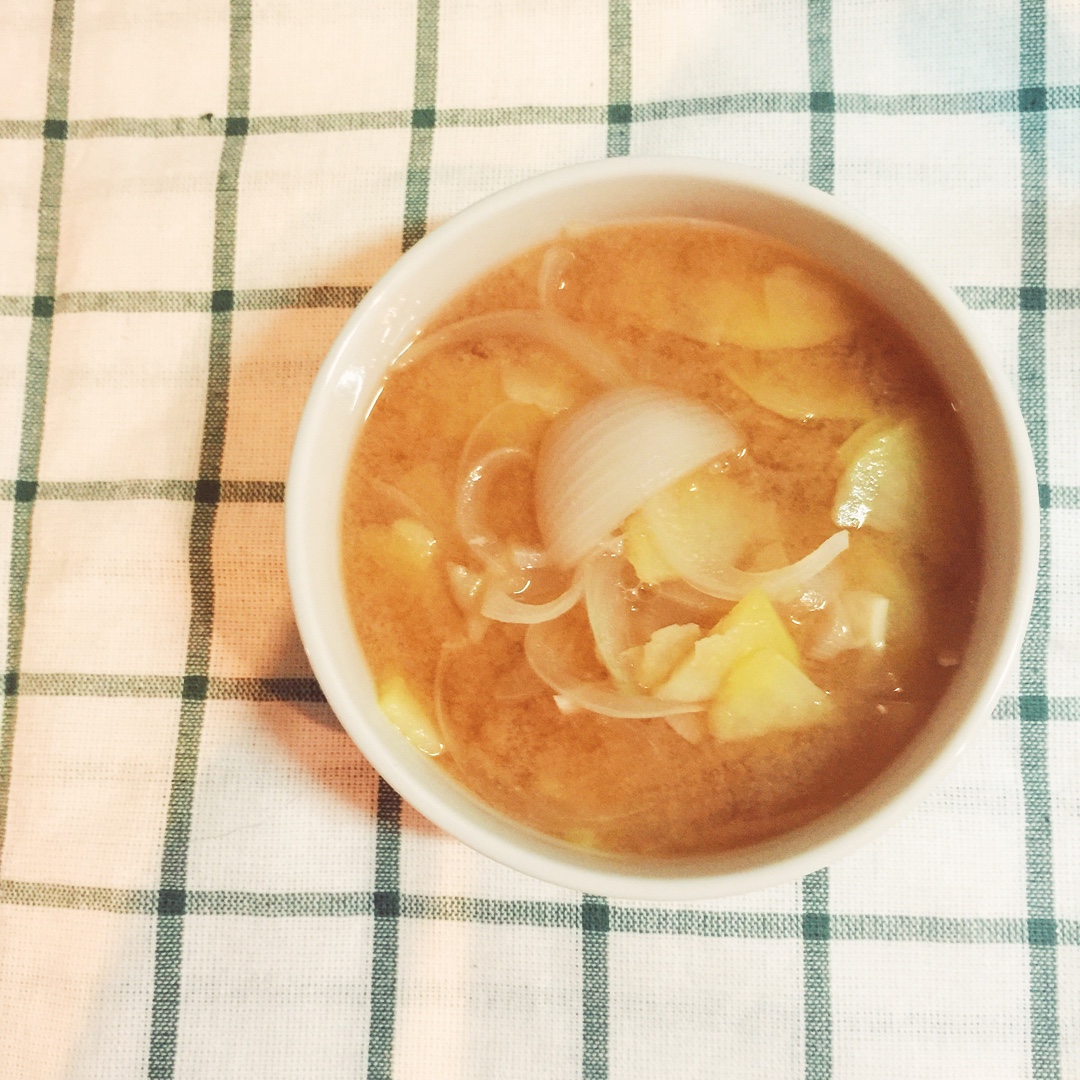 《昨日的美食》之洋葱新马铃薯味噌汤
