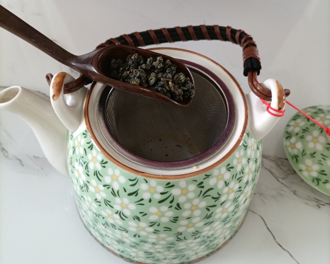 冷热皆宜的白桃乌龙茶，鲜制无添加无香精的才香的做法 步骤1