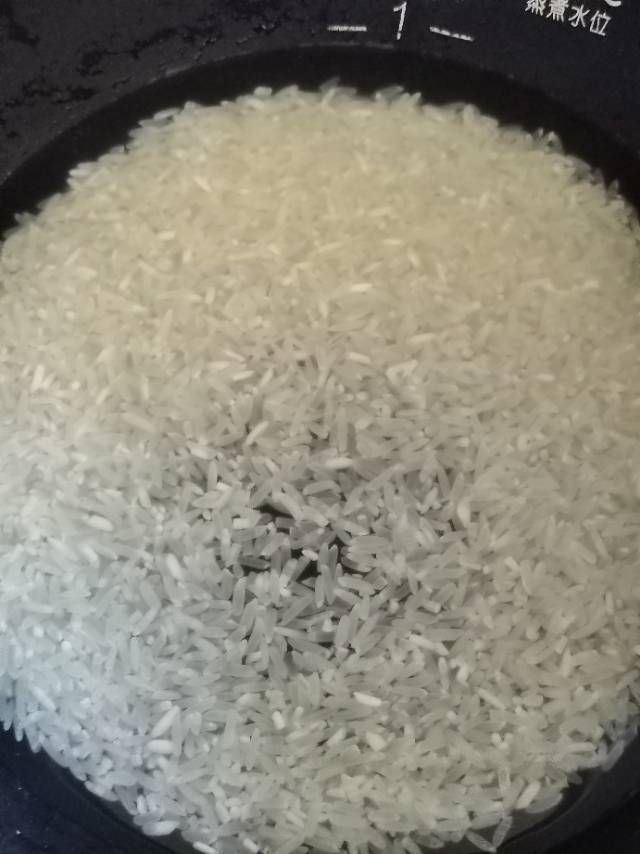 超香好吃营养简单的香肠玉米红萝卜焖饭