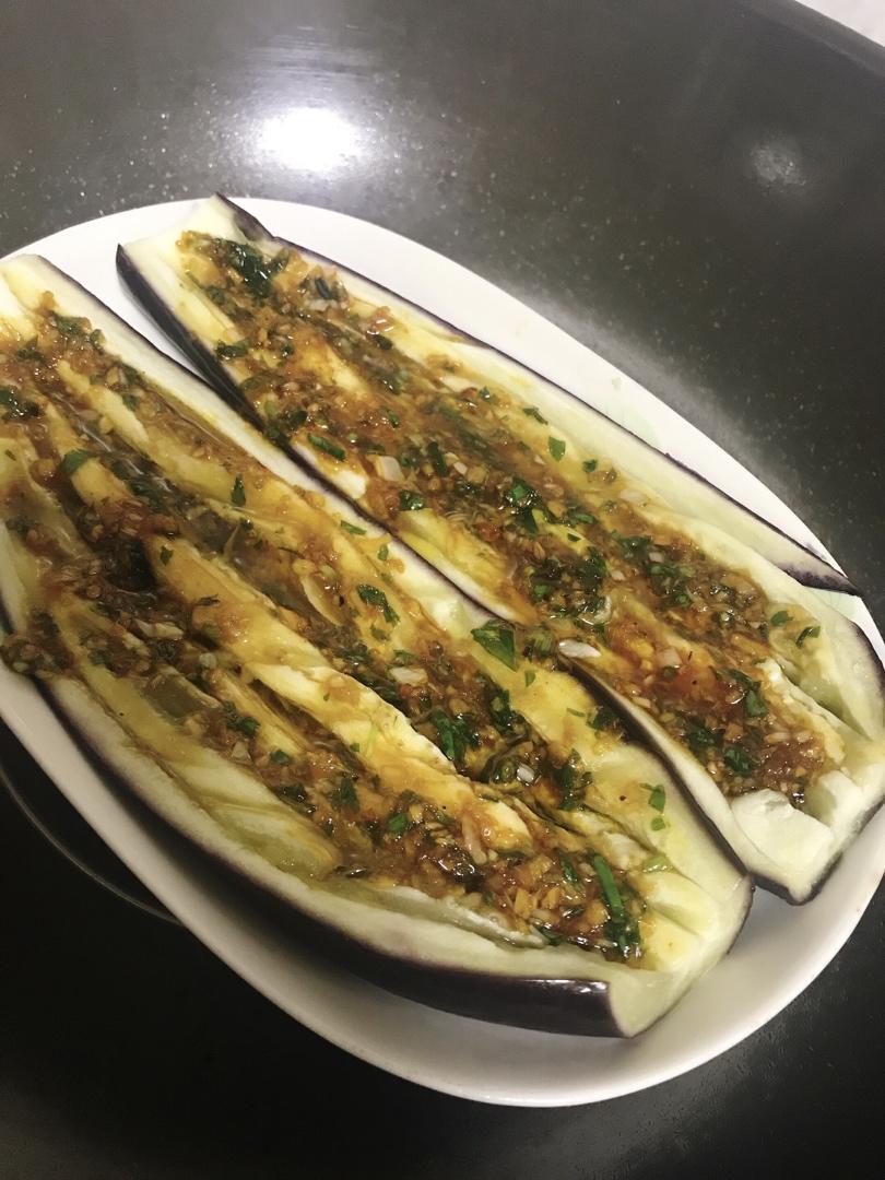 做菜太热，懒宝贝接着10分钟快手算你狠的蒜泥蒸茄子