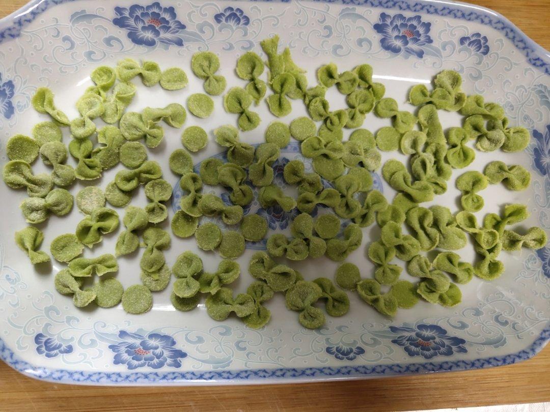 婴儿辅食：彩色卡通蝴蝶面