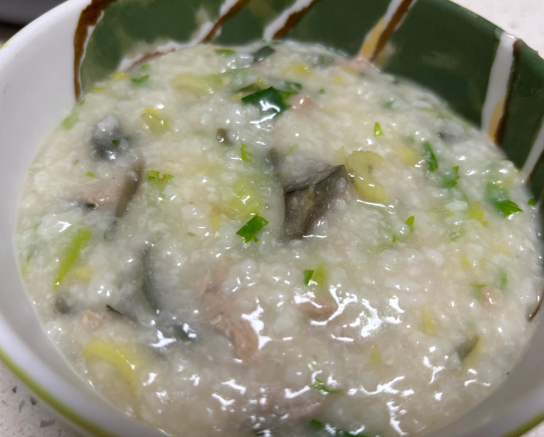 妈妈👩教我做的皮蛋瘦肉粥🥣简单快捷美味😋