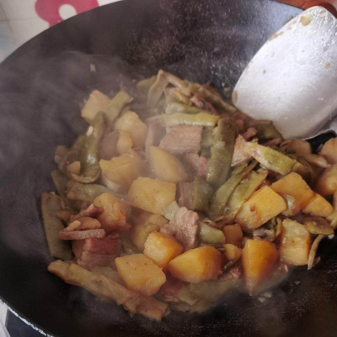 不吃两碗饭你找我！东北做法 酱炖芸豆土豆五花肉