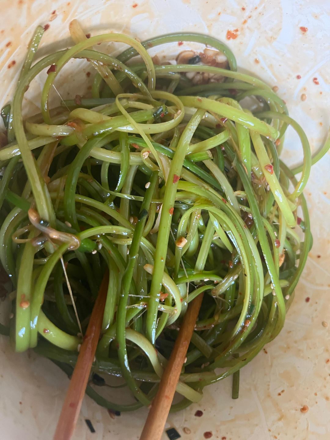 凉拌蒜薹丝
