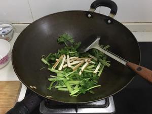 芹菜豆腐干炒火腿肠的做法 步骤3