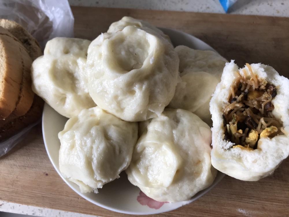 松软的素馅包子