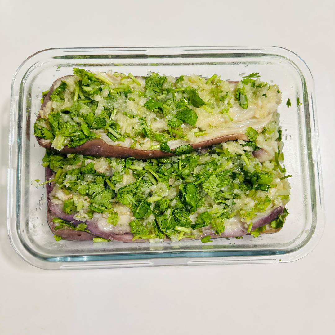 蒜茄子，只加蒜、盐和香菜味道最好。