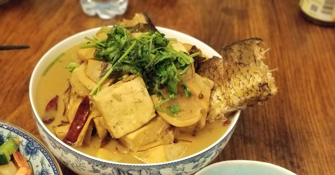 得莫利炖鱼《春江开 炖一条家乡味的开江鱼》