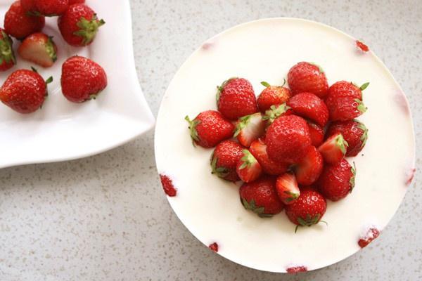 草莓酸奶慕斯的做法
