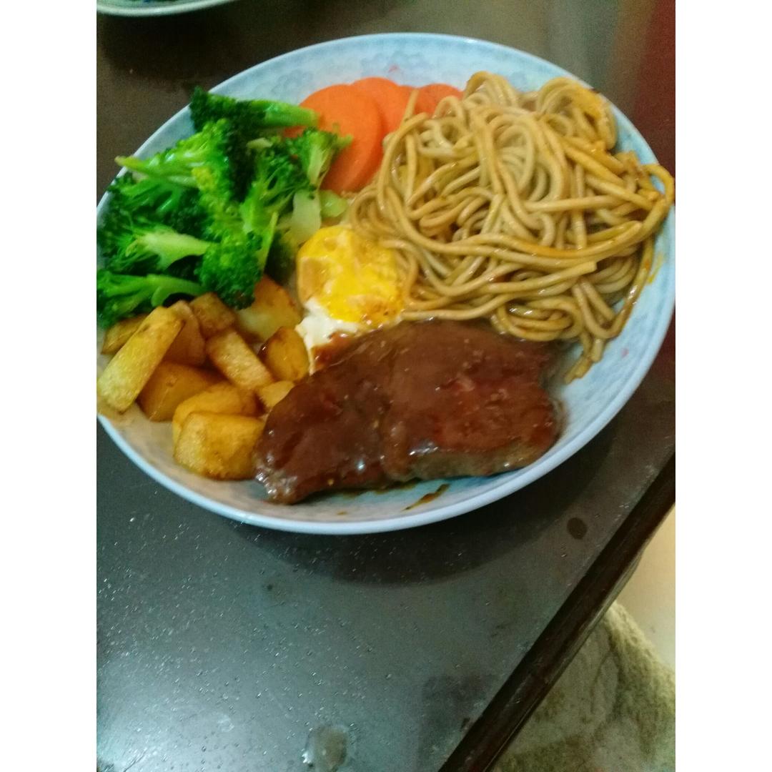 黑椒牛排（配土豆/鸡蛋，意面/蔬菜）