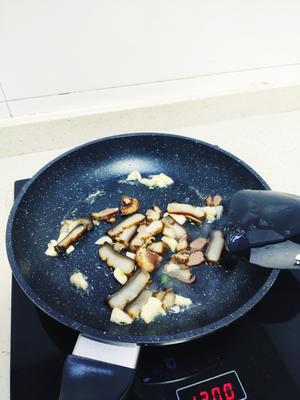 迷之搭配•熏肉炒西兰花菜苔&玉米笋的做法 步骤4