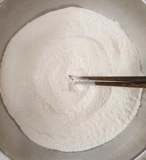 酥脆椒盐葱花油饼的做法 步骤1
