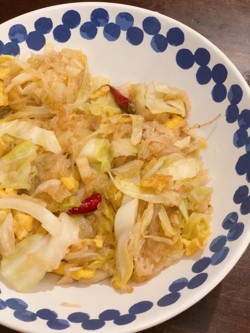 看似普通却超级下饭的圆白菜炒粉丝