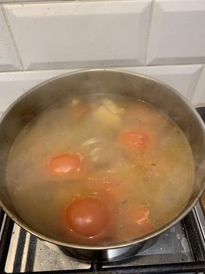 来一碗碗浓浓暖暖的牛骨番茄汤吧(⁎⁍̴̛ᴗ⁍̴̛⁎)的做法 步骤2