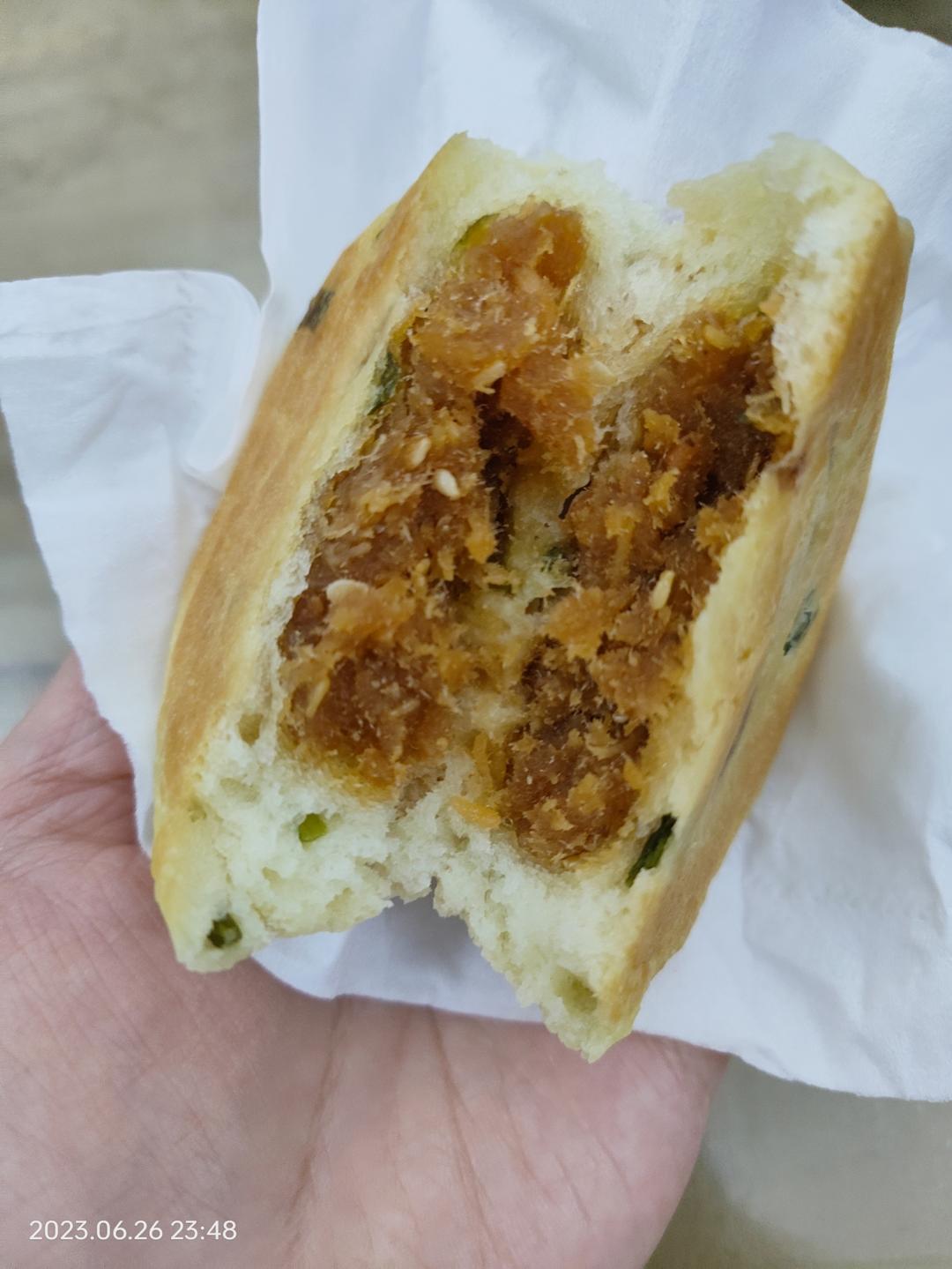 好吃看得见❗️满满的肉松‼️肉松香葱软皮饼