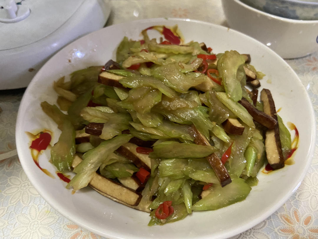 入味爆香的芹菜炒香干