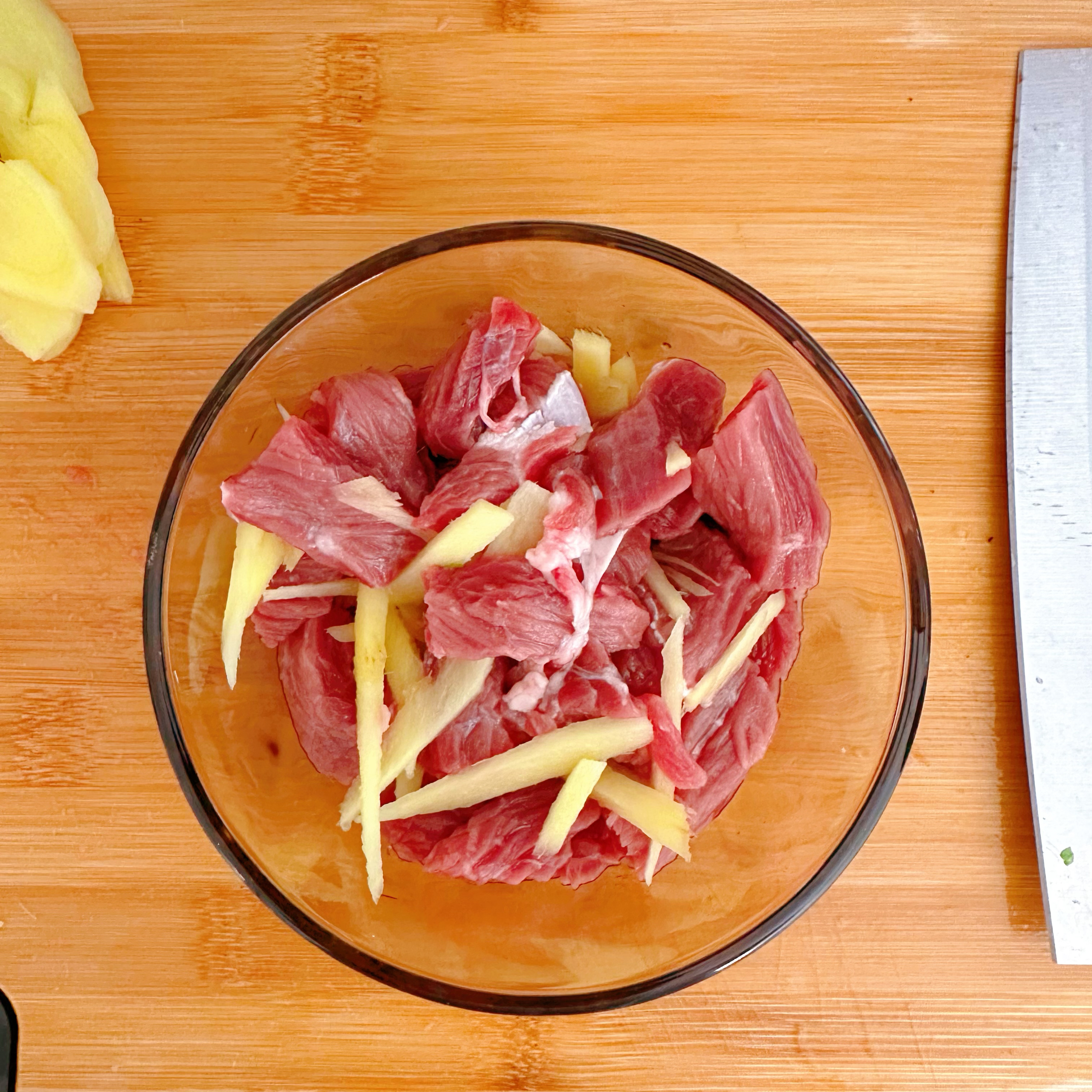 芹菜炒黄牛肉的做法 步骤1