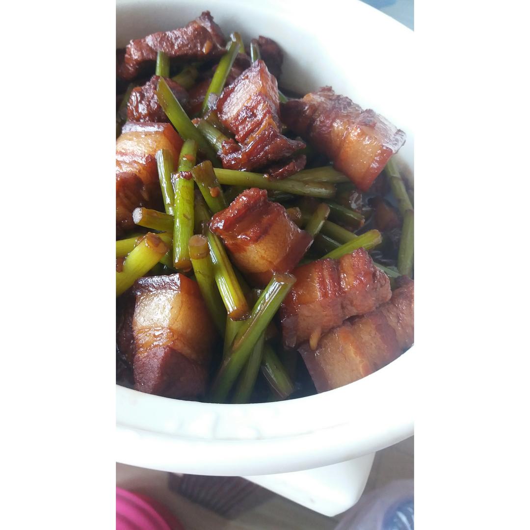 红烧肉焖蒜薹