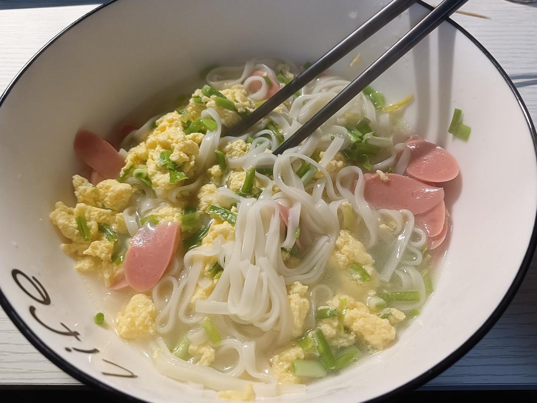 蒜苗鸡蛋面的做法