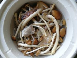 茶树菇墨鱼脊骨汤的做法 步骤4