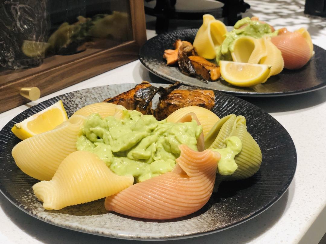 天作之合——三文鱼牛油果酱意面