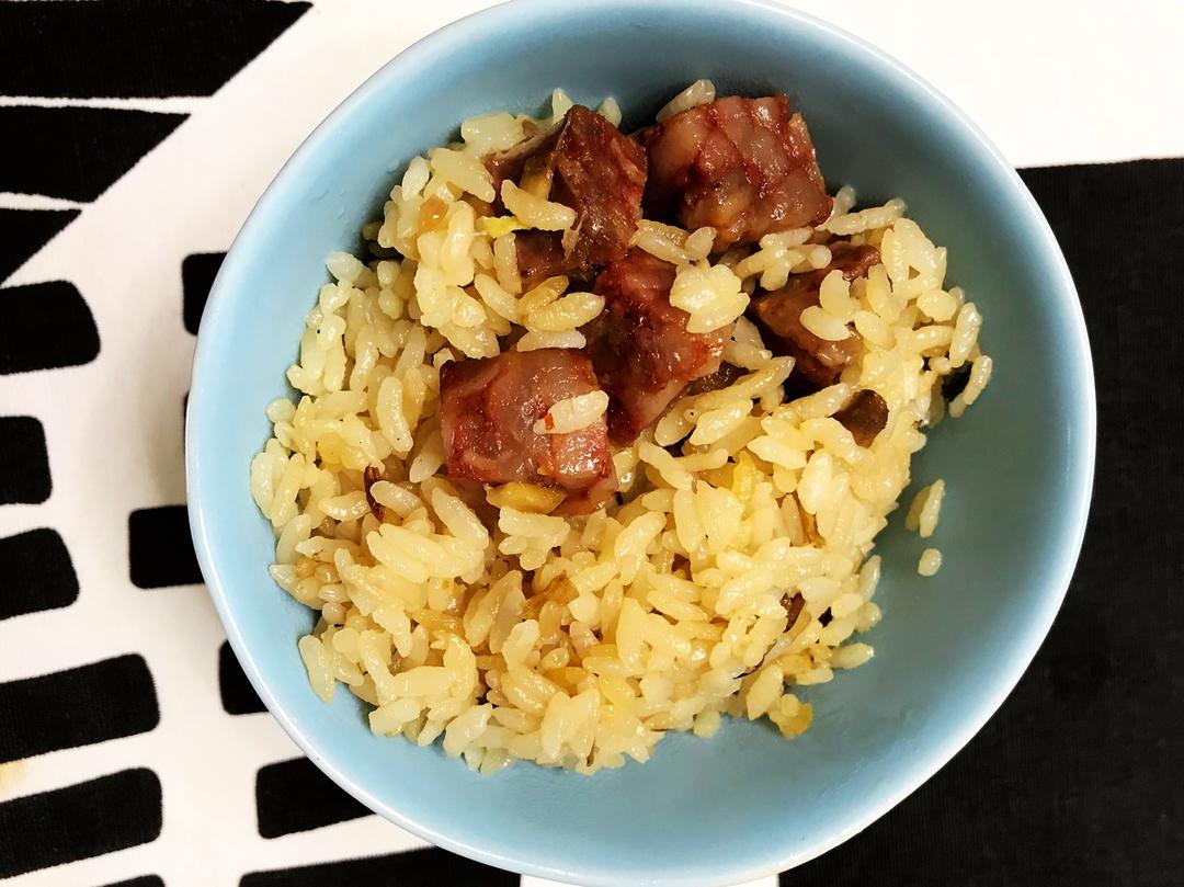 超快手的电饭锅腊肠焖饭