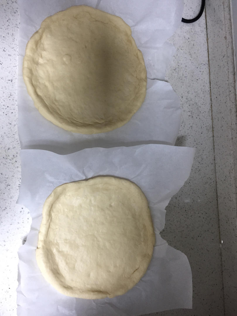 含宣软饼皮做法、自己在家也能做出馅料十足、超拉丝的美味诱人披萨