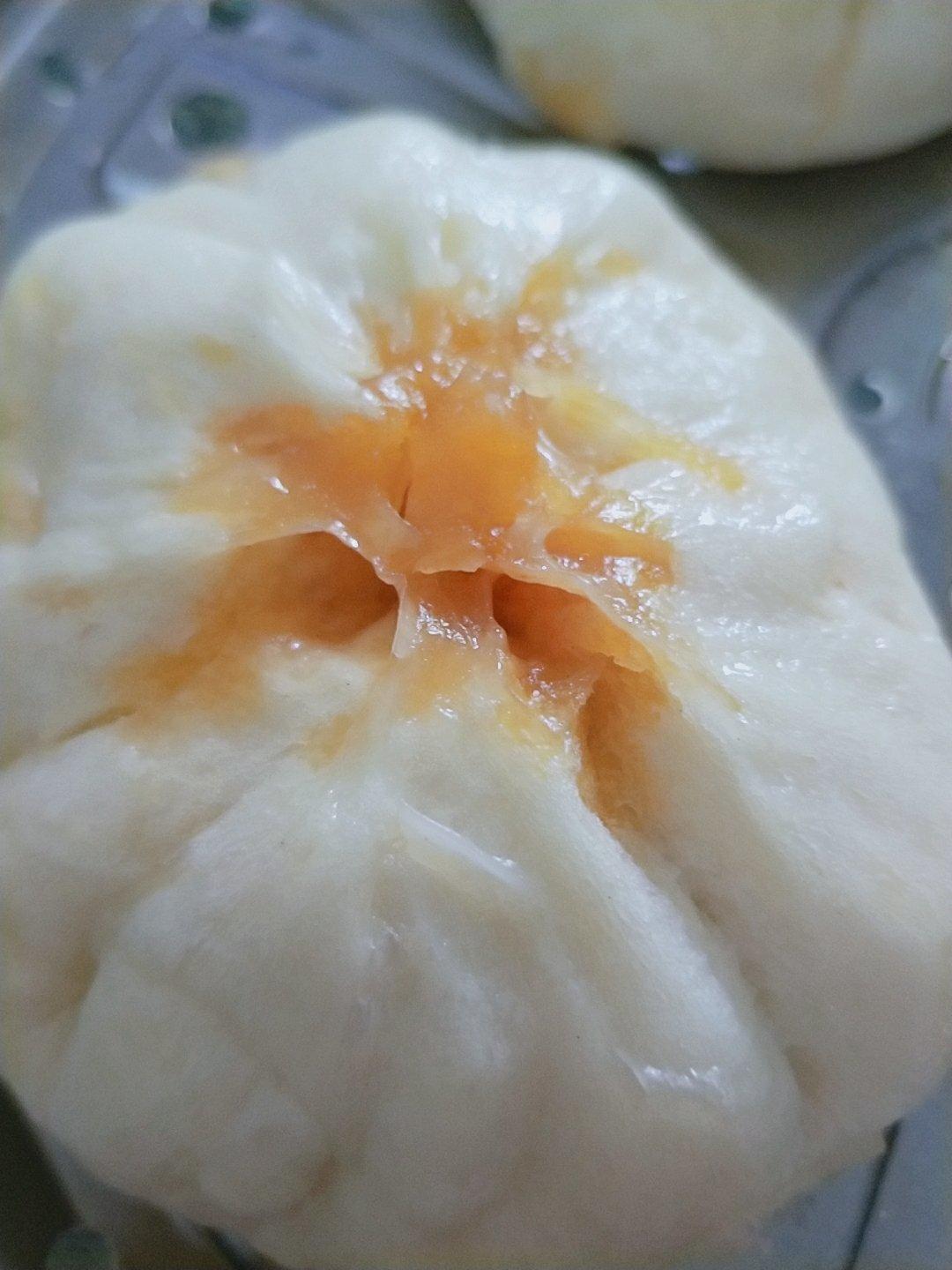 云朵般松软爆浆蜜汁叉烧包
