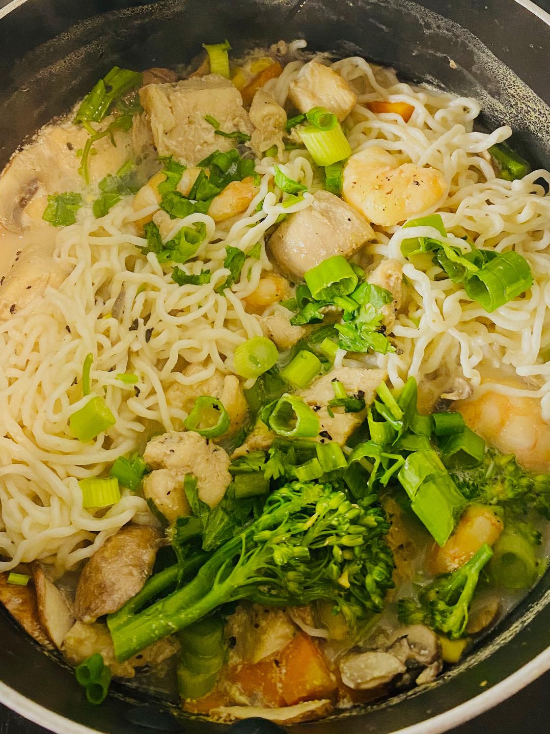 留学生食谱｜ 鲜倒爆的牛奶煮面｜简直快手餐的做法