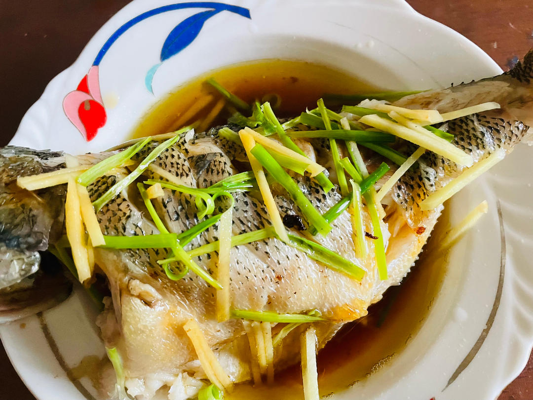 清蒸鲈鱼，肉质鲜嫩