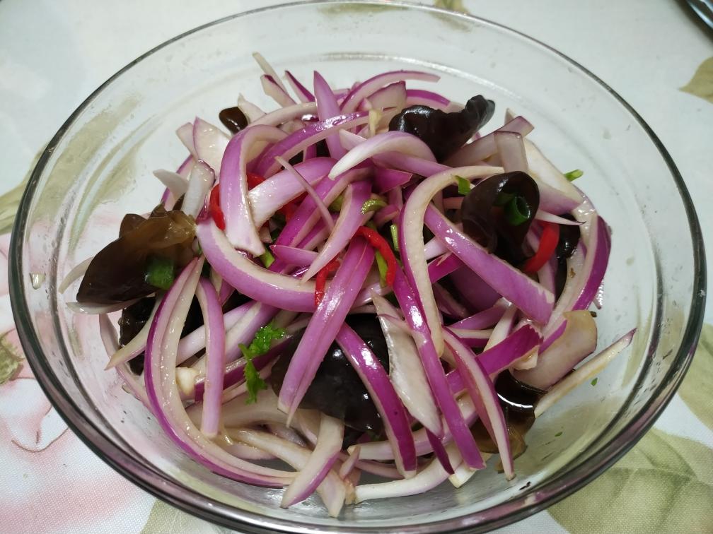 解酒洋葱拌木耳的做法