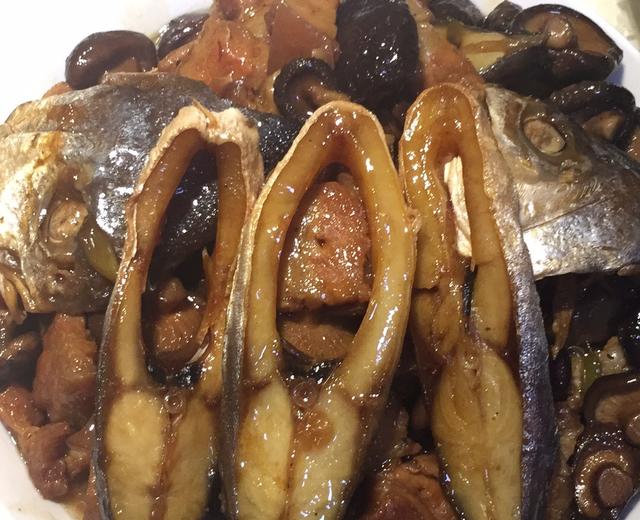 金鲳鱼干炆五花肉香菇的做法