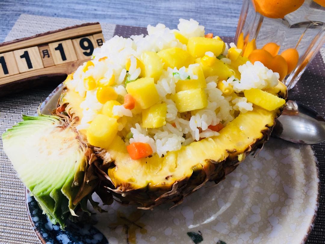 菠萝炒饭配柠檬红茶 Fried Rice With Pineapple And Lemon Tea