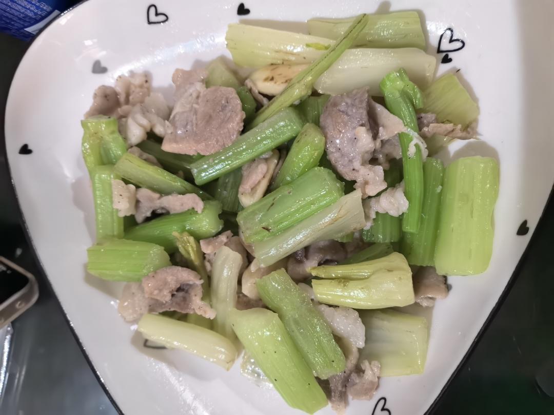 怎样炒出饭店级别的幼嫩西芹（附正确的西芹处理手法）