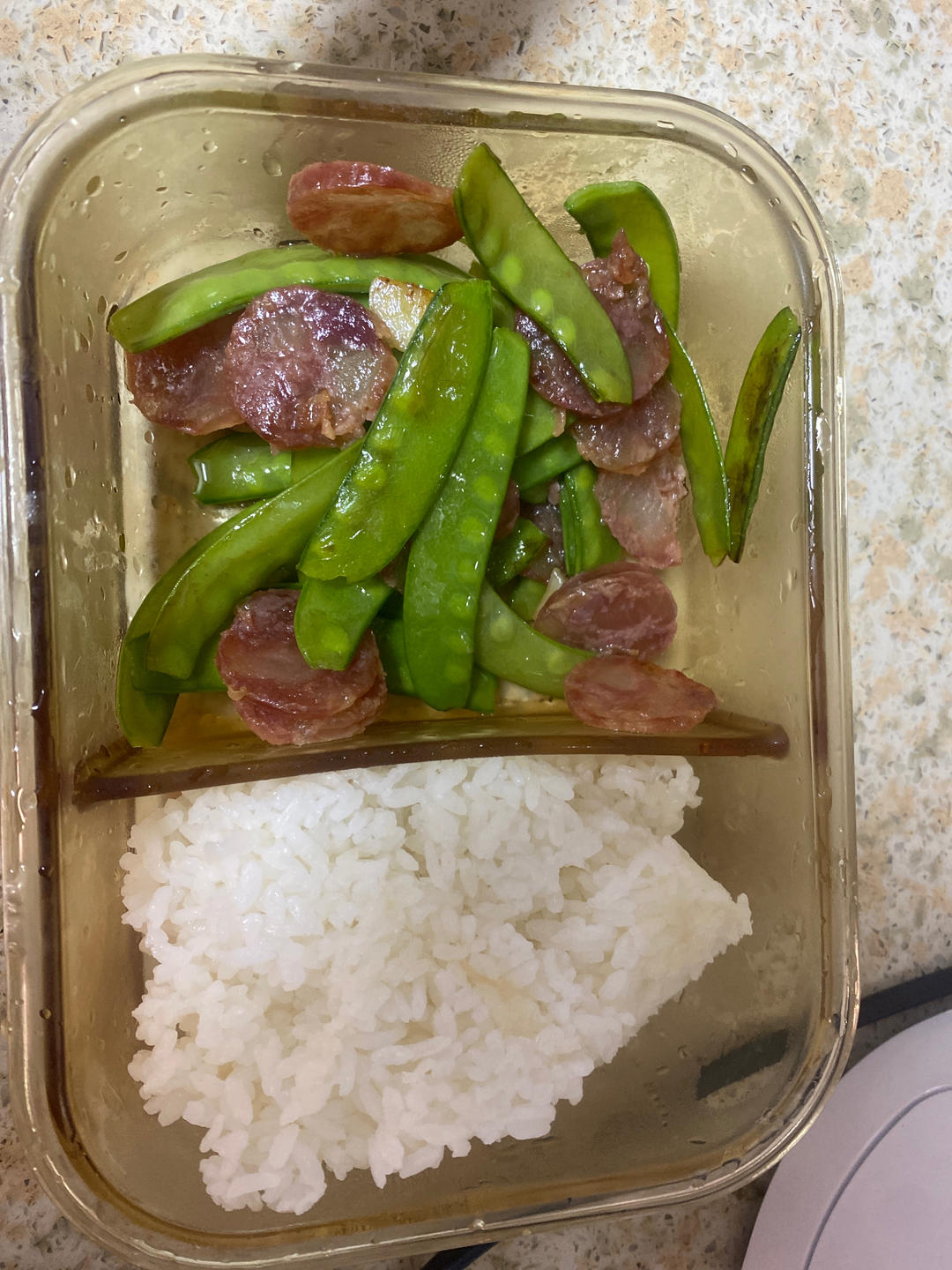 无比简单的荷兰豆炒腊肠，营养又好吃～！