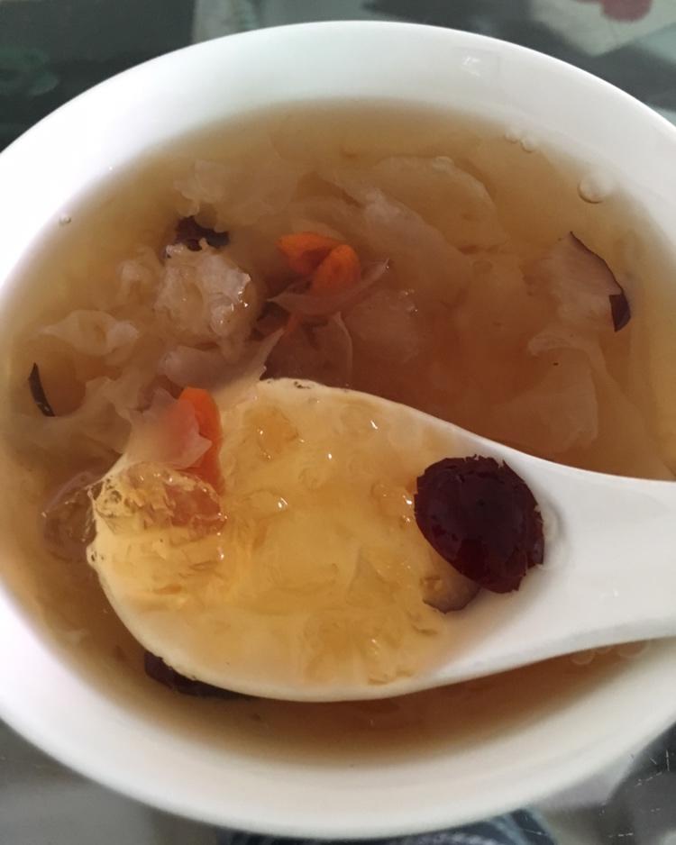 桃胶皂角米炖银耳