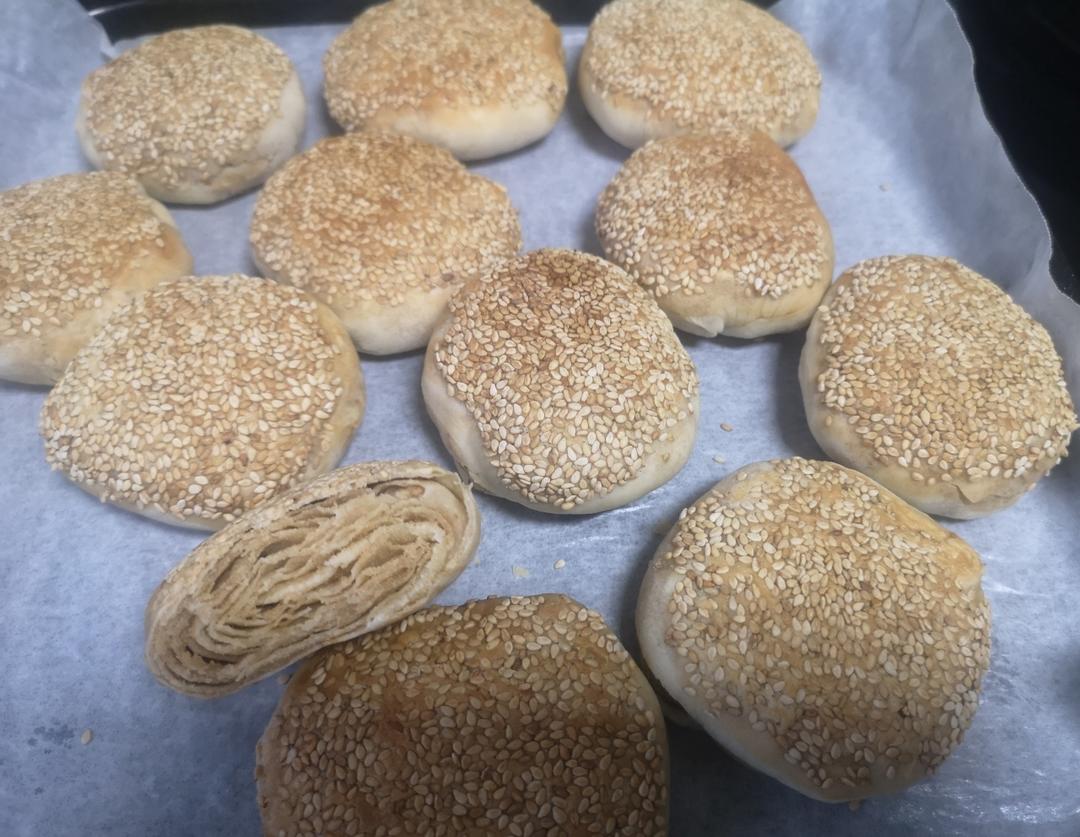 抻出来的千层麻酱烧饼   这么做层次丰富   复刻还原老北京芝麻酱烧饼  附手法视频